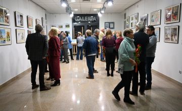 Ludzie znajdujący się w galerii